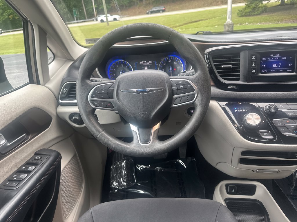 Used 2017 Chrysler Pacifica LX FWD image 15