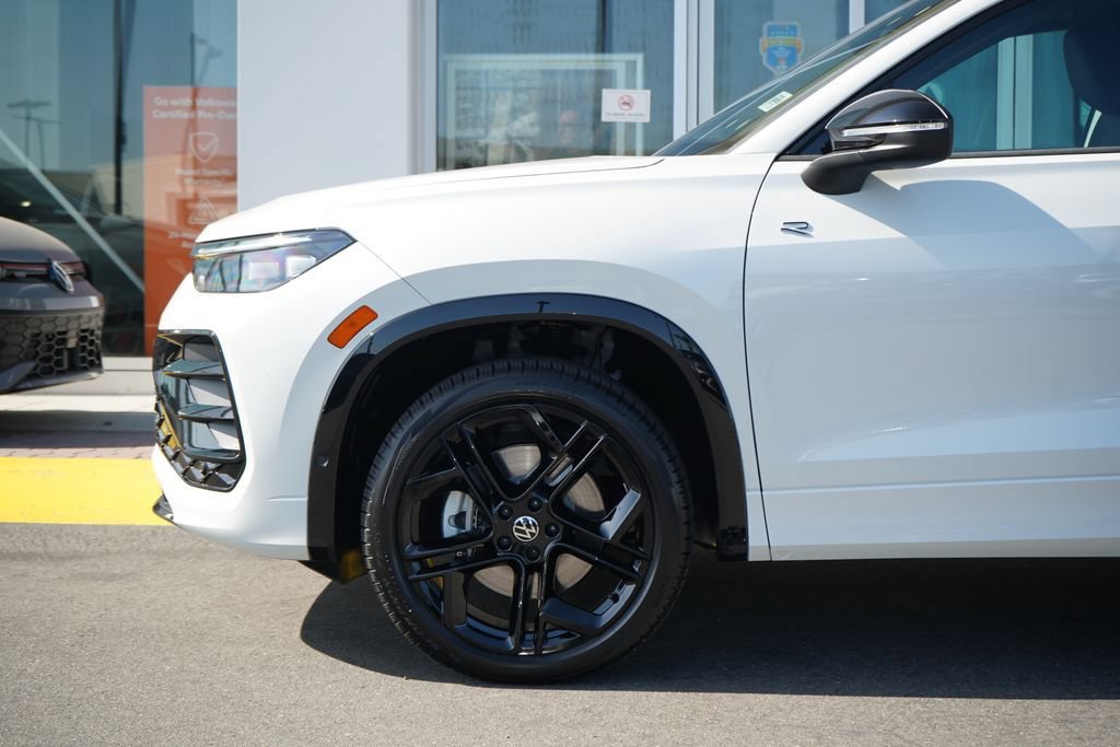 New 2026 Volkswagen Tiguan SE R-Line AWD/4WD image 2
