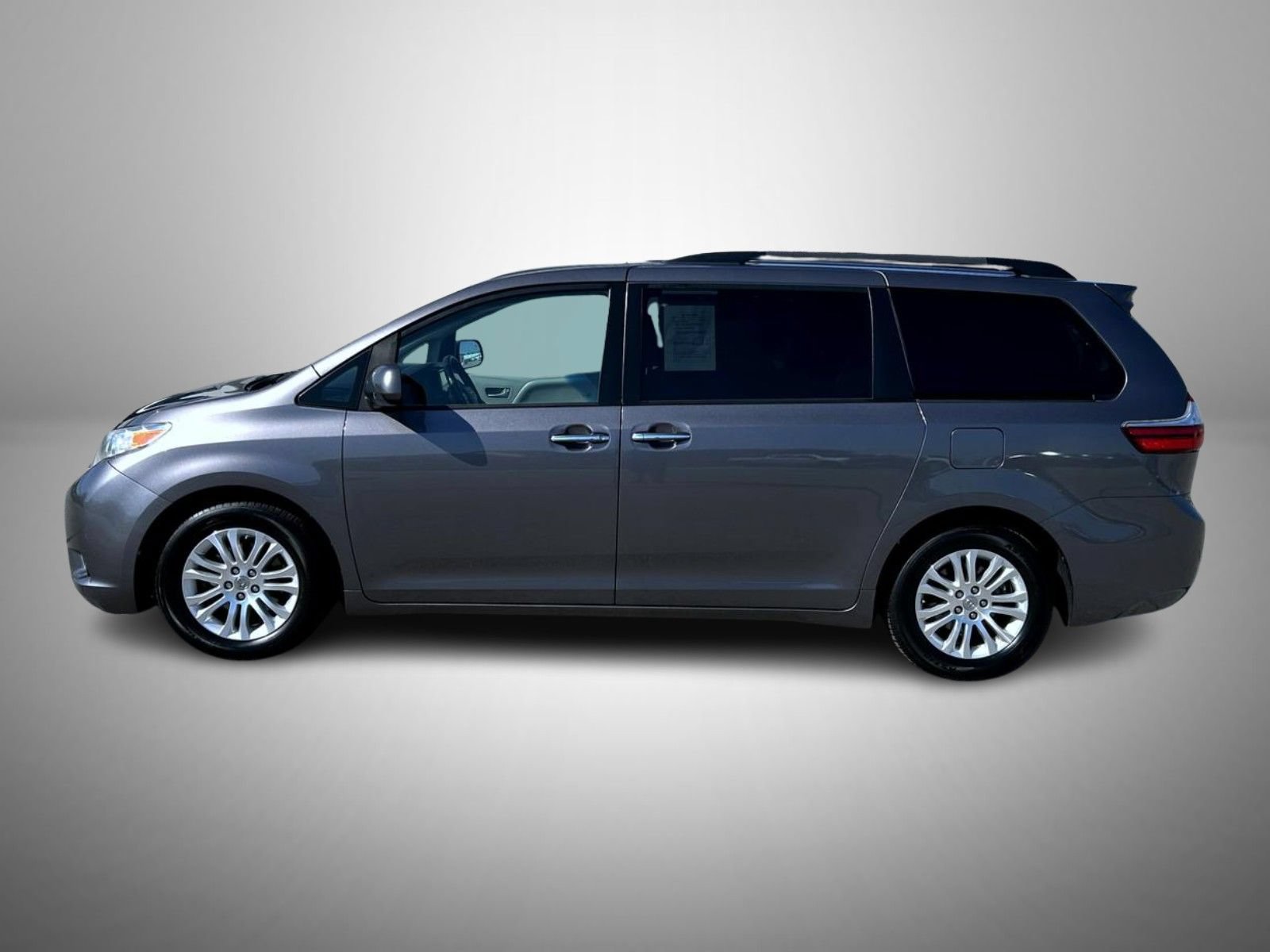 Used 2015 Toyota Sienna XLE w/ XLE Navigation Package FWD image 8