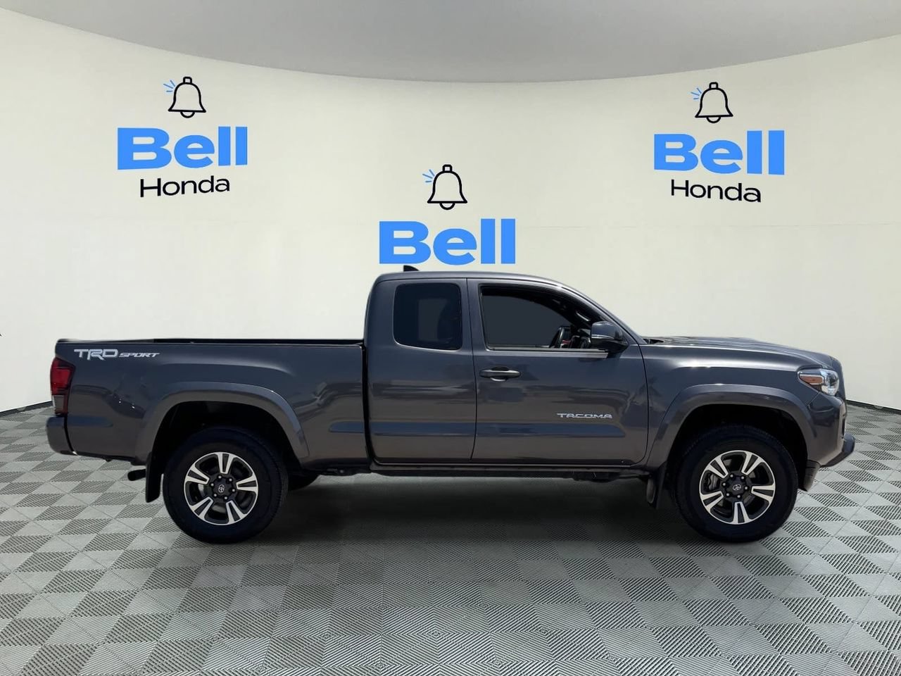 Used 2019 Toyota Tacoma TRD Sport RWD image 4