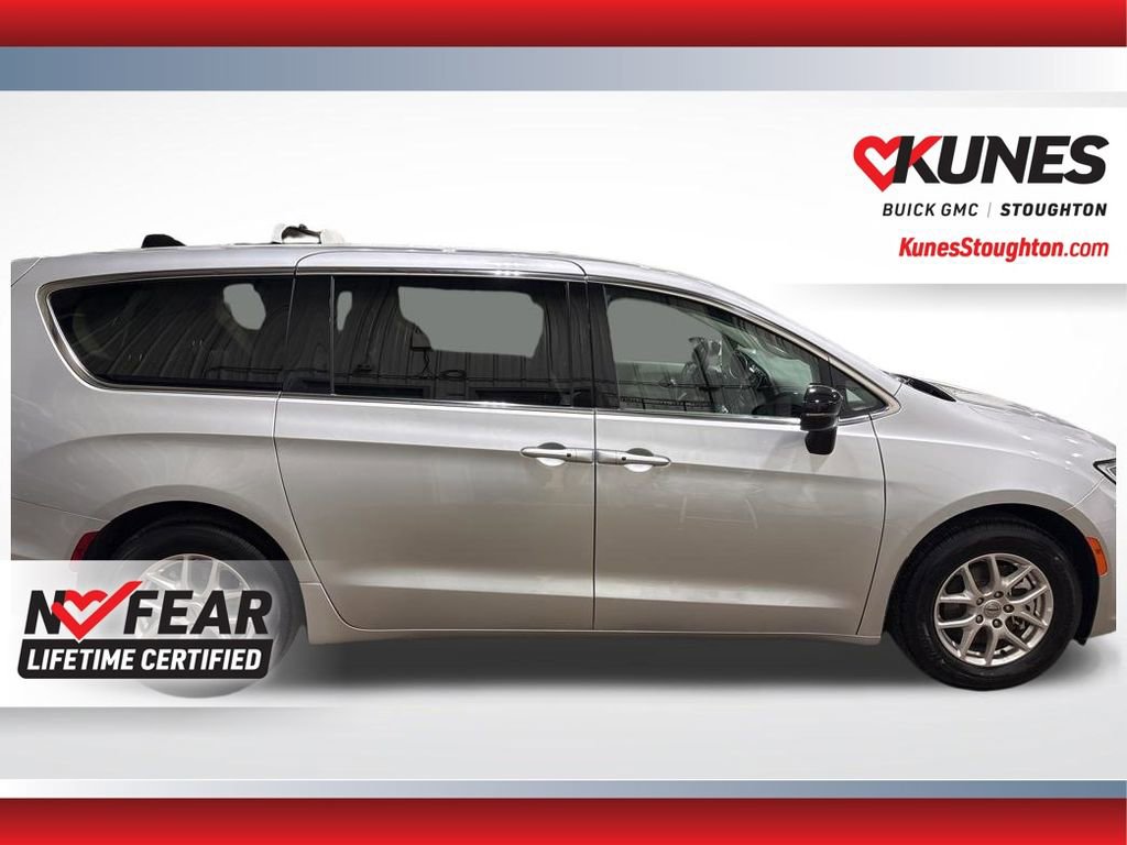 Used 2024 Chrysler Pacifica Touring-L FWD image 13