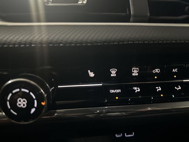 Used 2025 Chevrolet Equinox LT w/ Safety and Technology Package FWD image 34