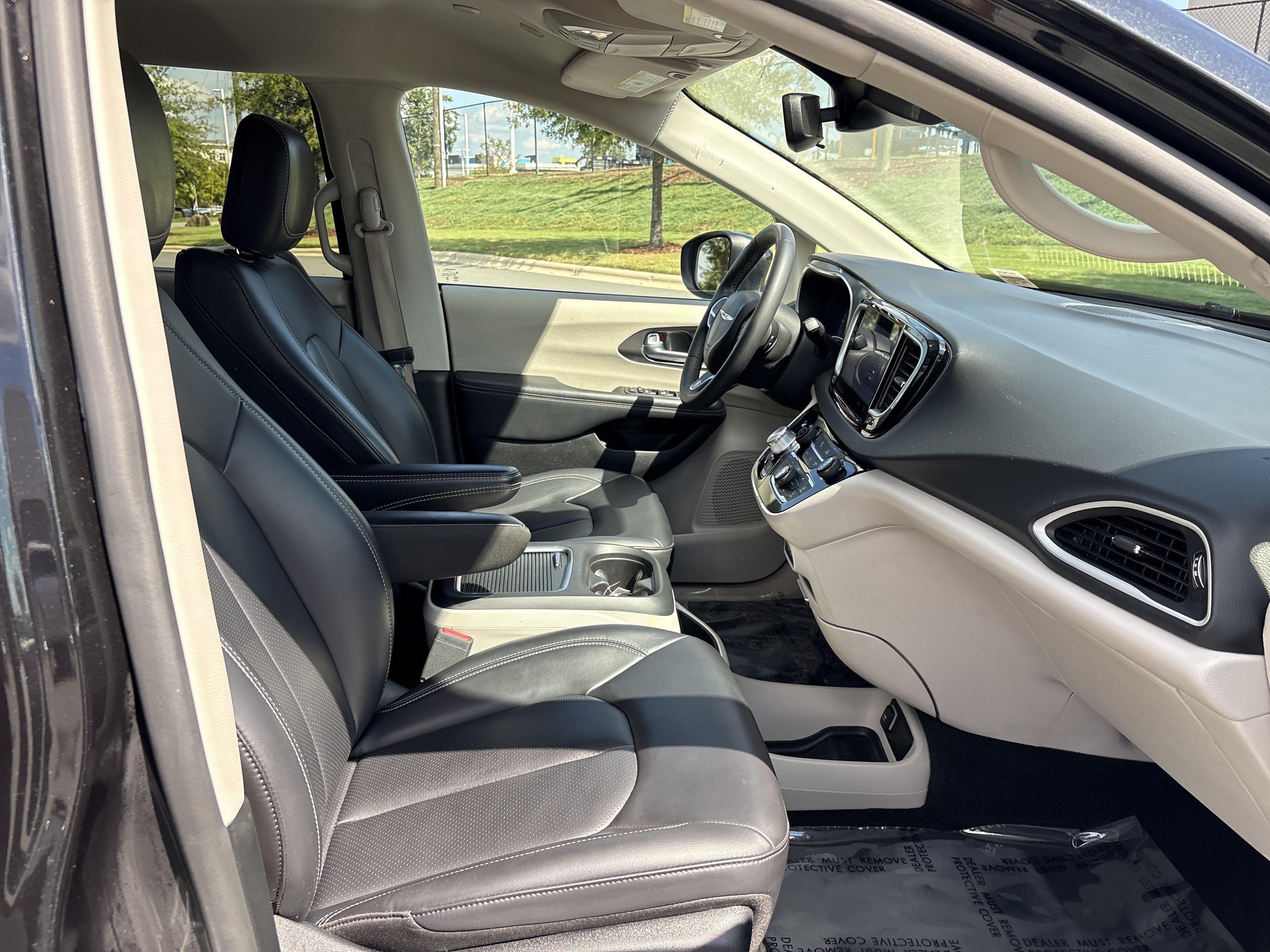 Used 2023 Chrysler Pacifica Touring-L FWD image 24