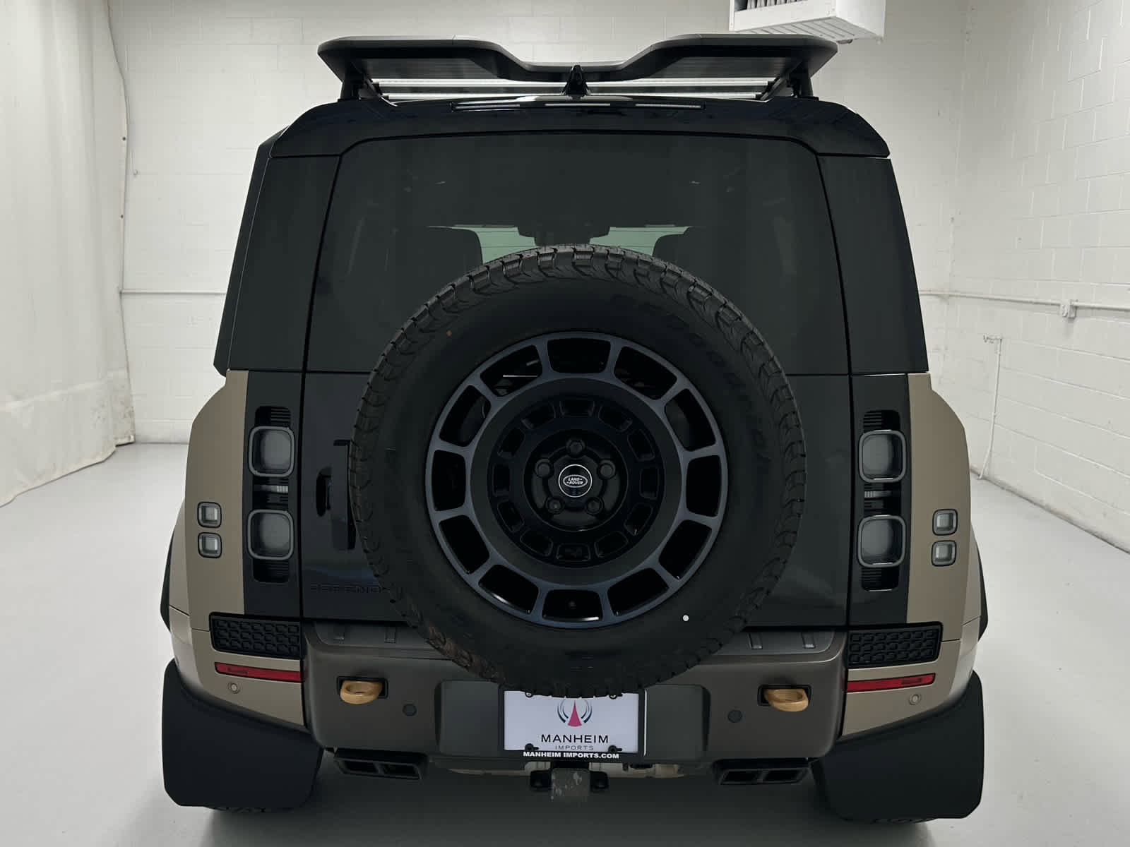 Used 2025 Land Rover Defender 110 AWD/4WD image 7