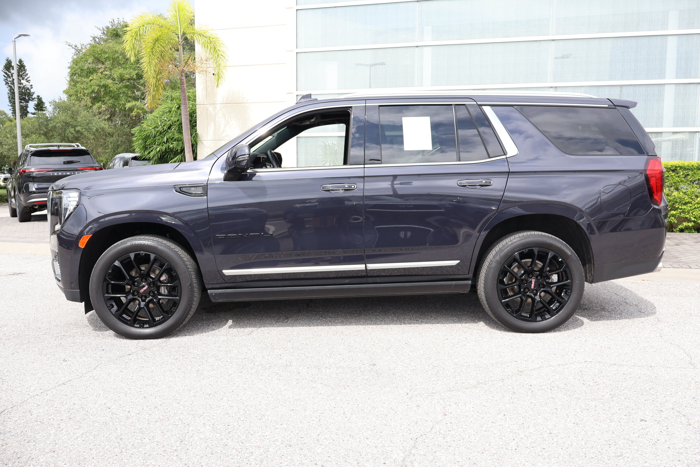 Used 2024 GMC Yukon Denali w/ Advanced Technology Package AWD/4WD image 6