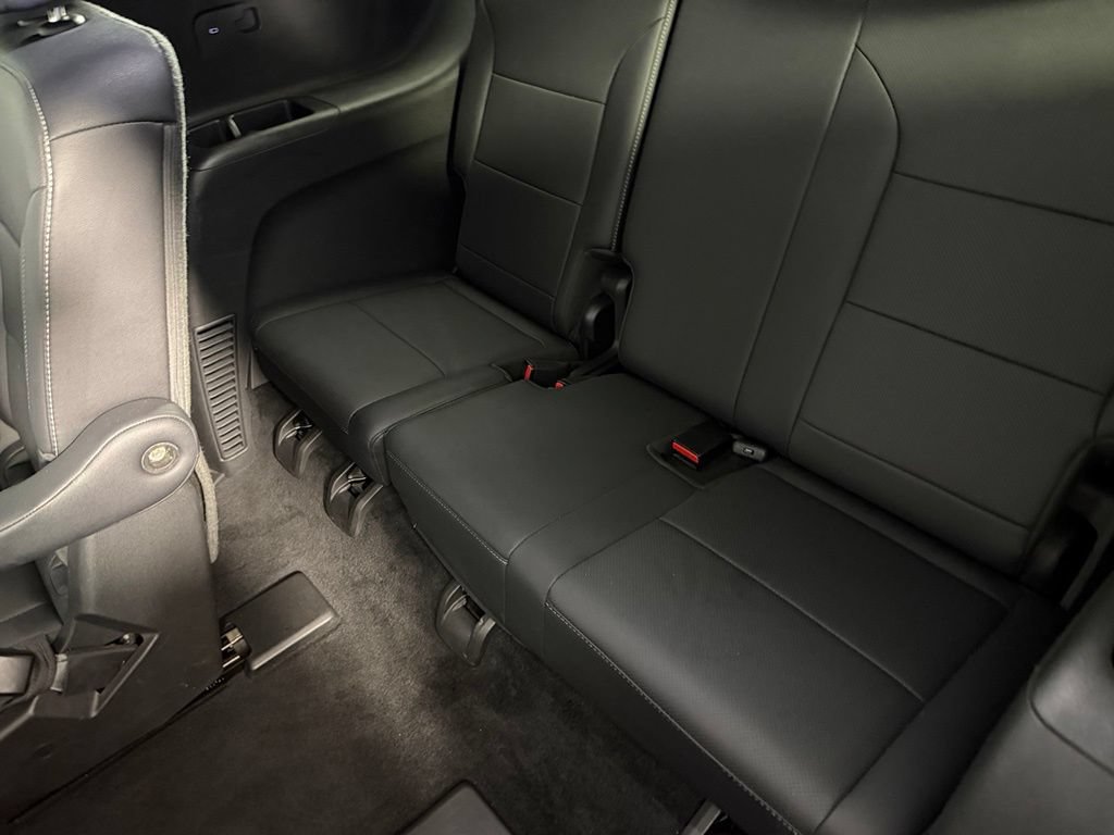 Used 2025 Chevrolet Traverse LT FWD image 28