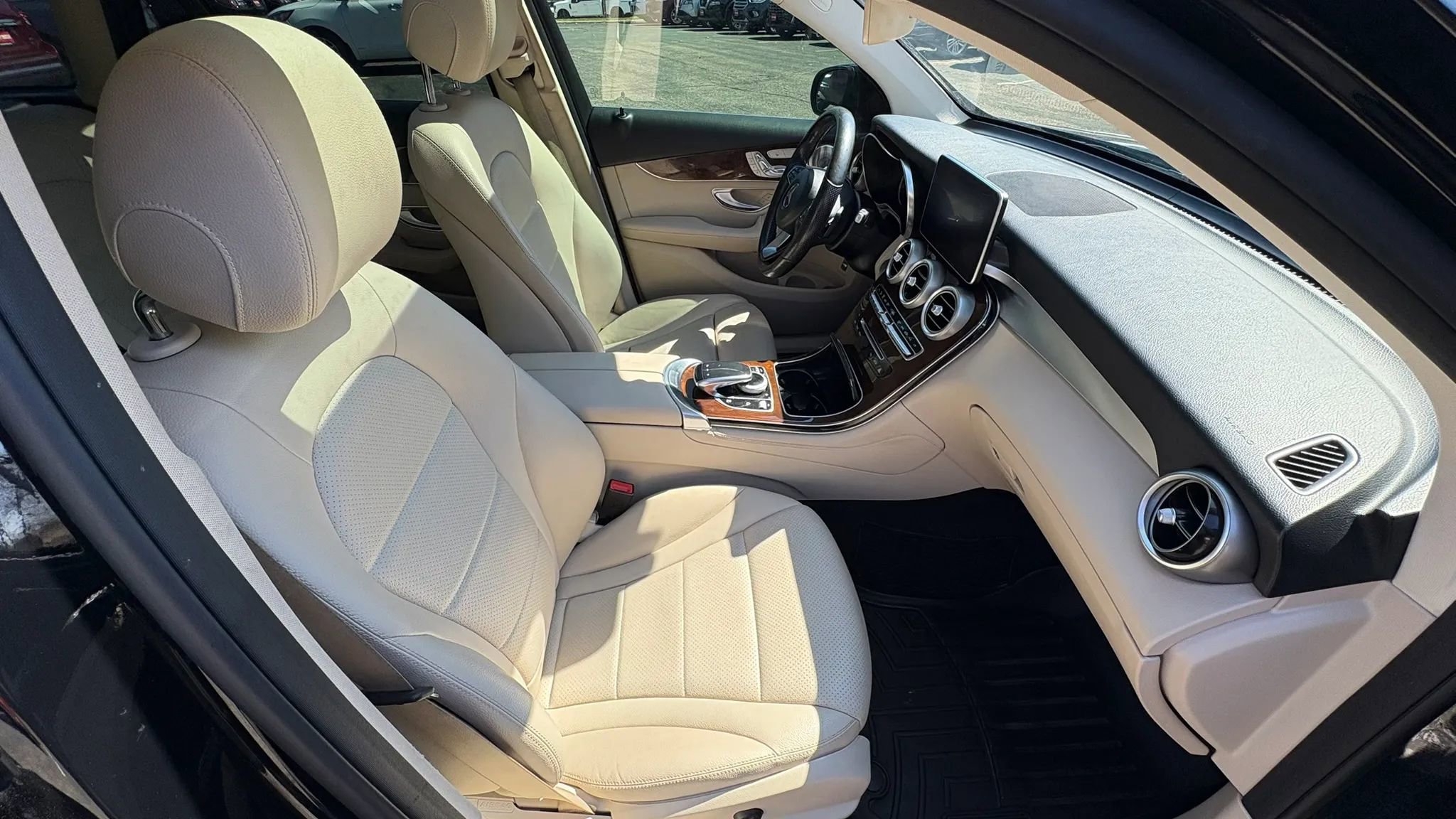 Used 2018 Mercedes-Benz GLC 300 4MATIC image 32