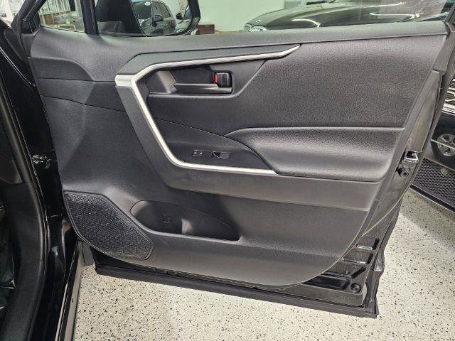 Used 2021 Toyota RAV4 LE AWD/4WD image 27
