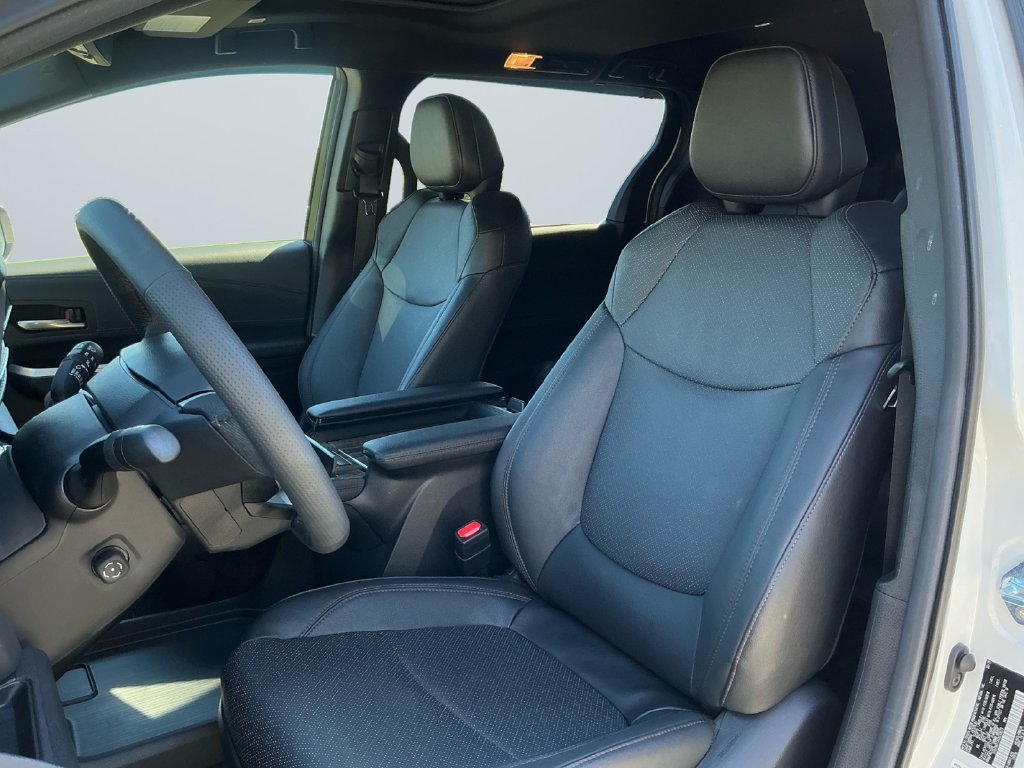 Used 2025 Toyota Sienna Limited AWD/4WD image 10