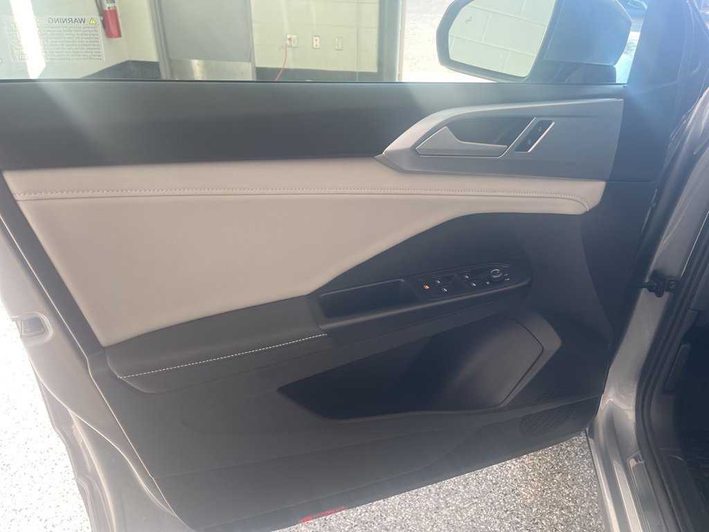 Certified 2025 Volkswagen Taos SE image 13