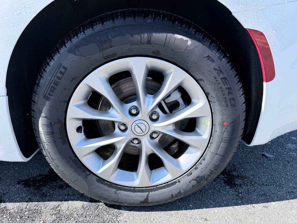 New 2026 Chrysler Pacifica Limited w/ Trailer Tow Group FWD image 16