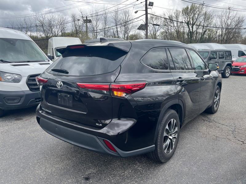 Used 2021 Toyota Highlander XLE image 6