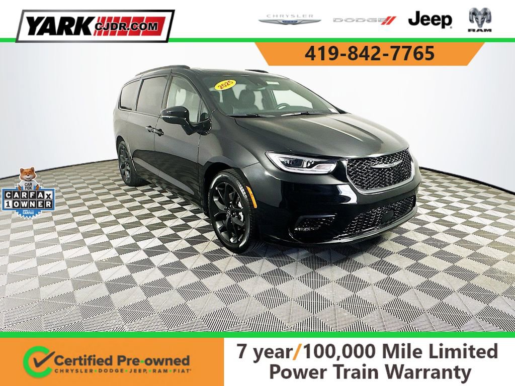 Certified 2025 Chrysler Pacifica Limited image 1