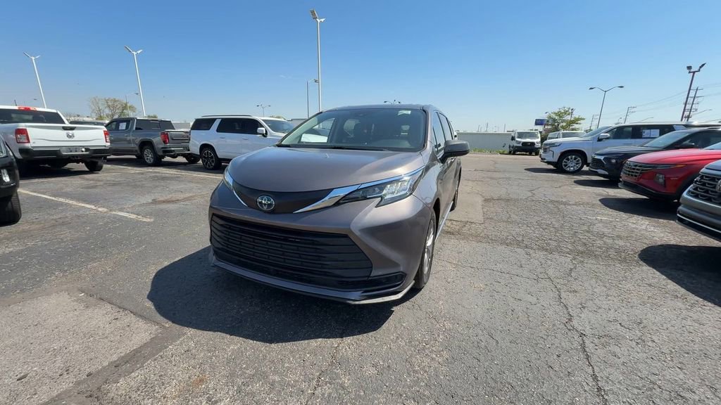 Used 2021 Toyota Sienna LE w/ LE Plus Package AWD/4WD image 3