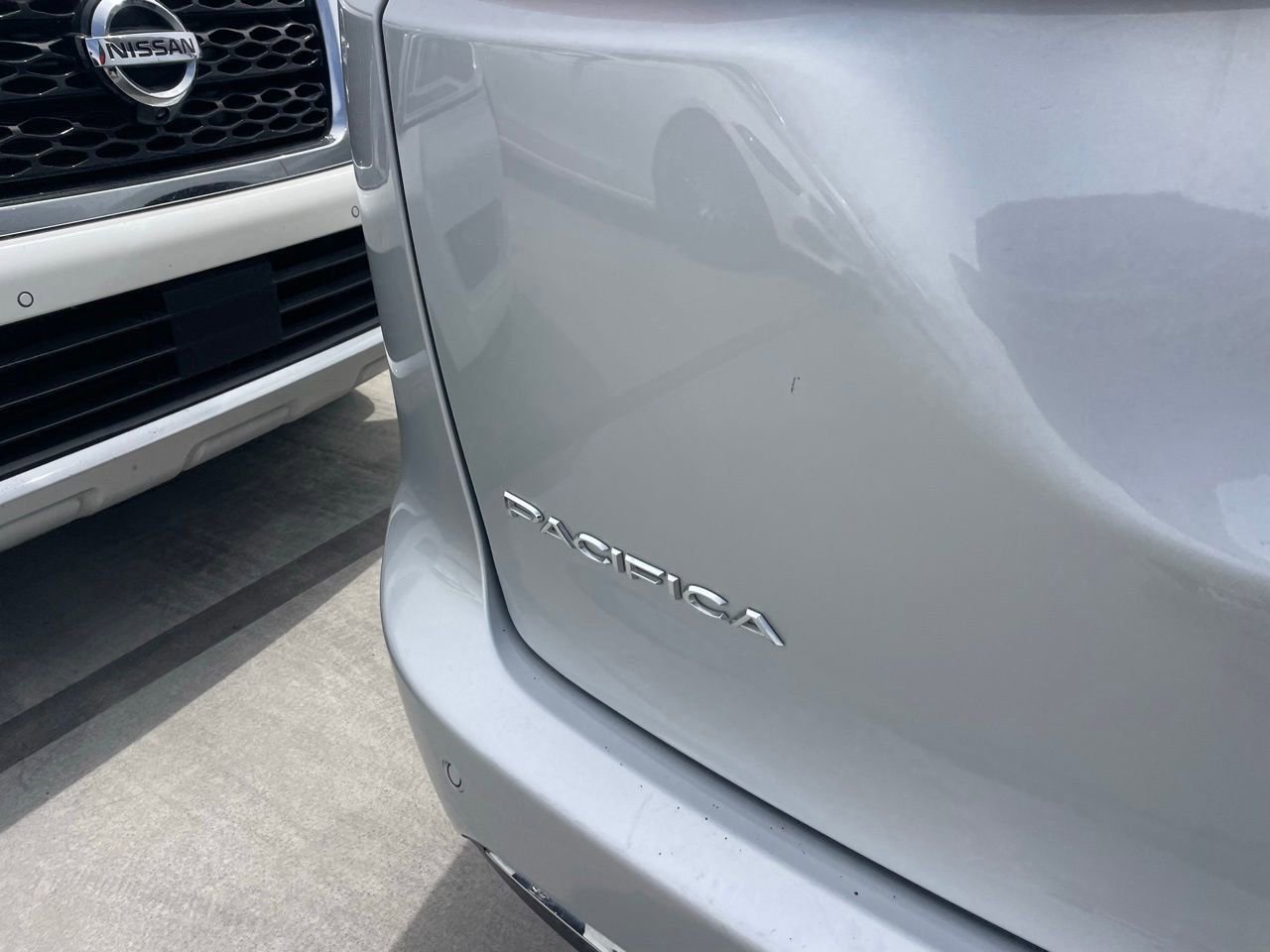Used 2024 Chrysler Pacifica Limited FWD image 4