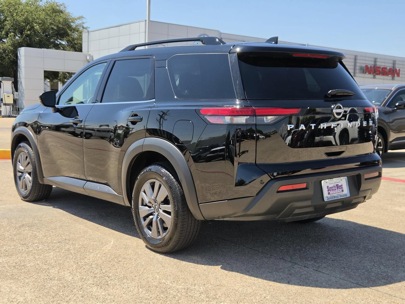 Certified 2025 Nissan Pathfinder SV FWD image 7
