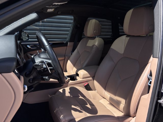 Certified 2022 Porsche Macan AWD/4WD image 5