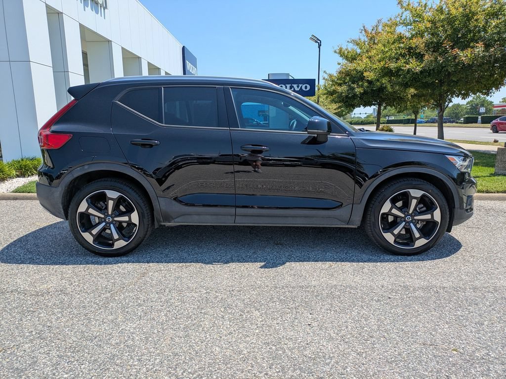 Certified 2022 Volvo XC40 T4 Momentum FWD image 3