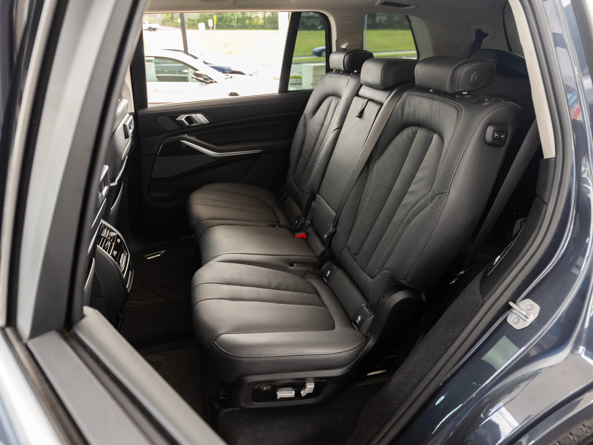 Used 2022 BMW X7 xDrive40i w/ Premium Package AWD/4WD image 28