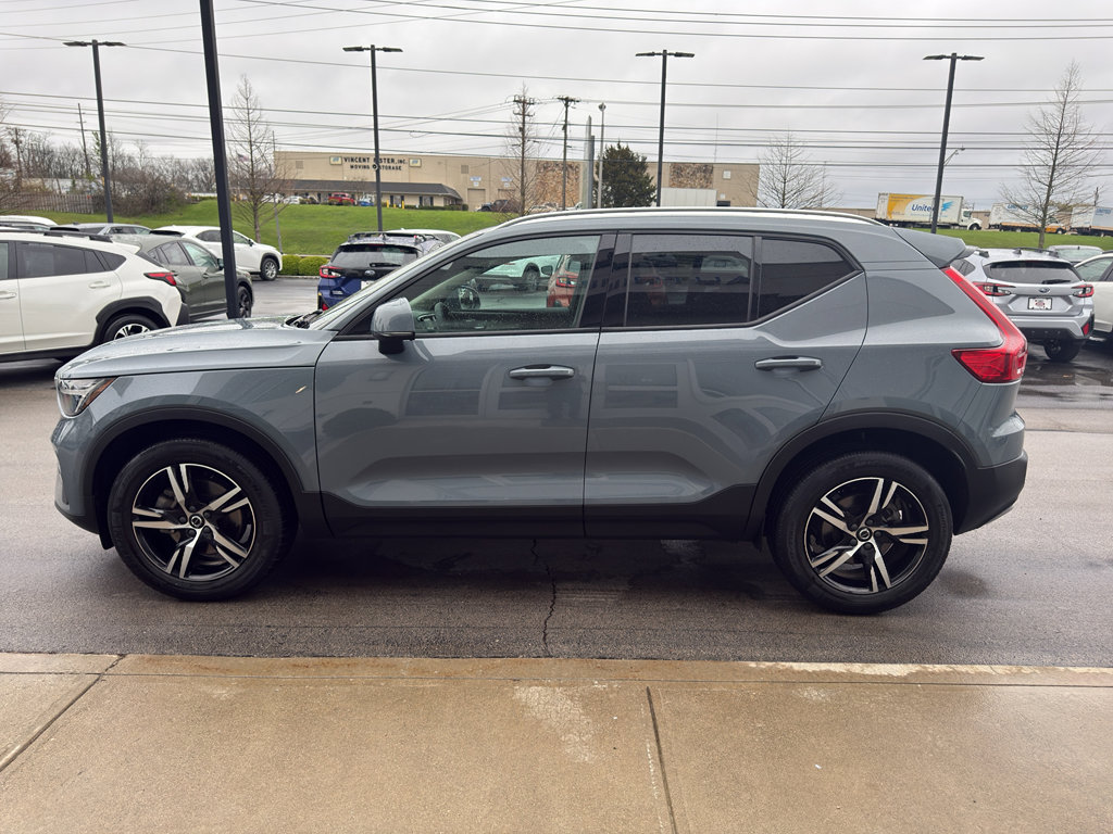 Used 2023 Volvo XC40 B5 Core w/ Convenience Package image 6