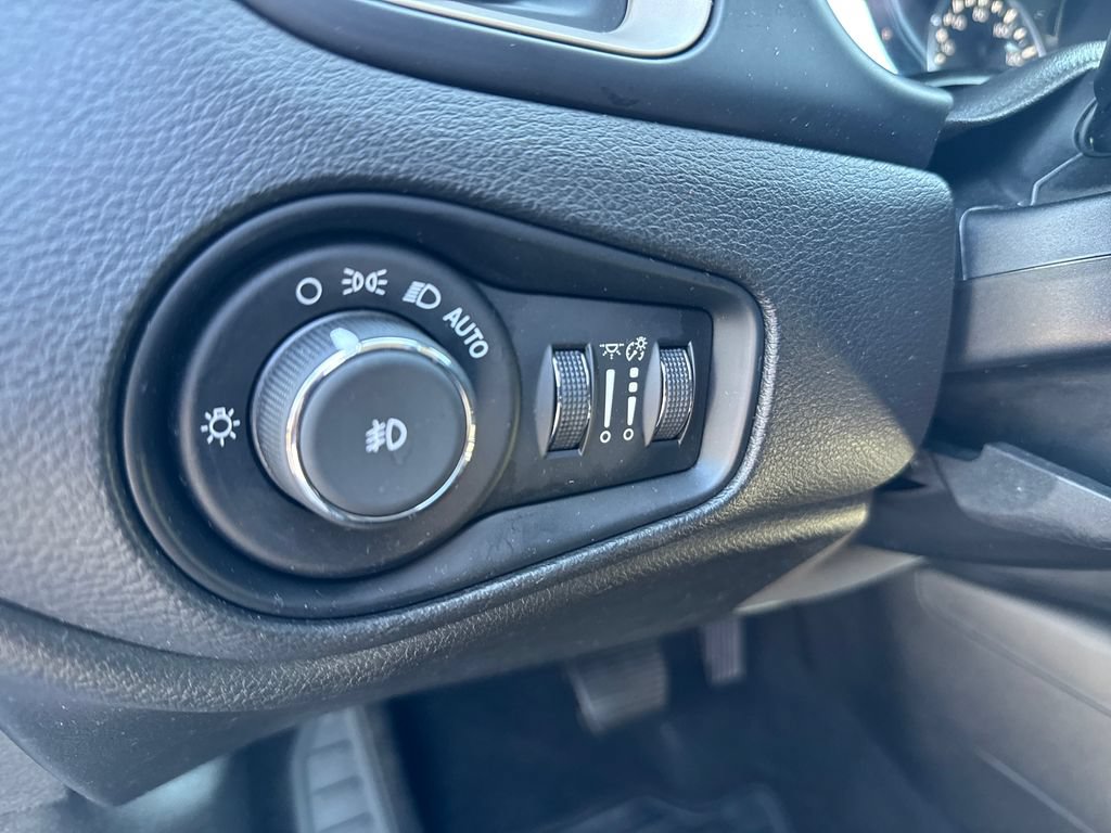 Used 2017 Jeep Renegade Latitude AWD/4WD image 11