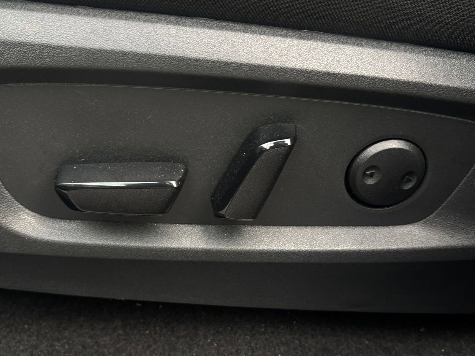 Used 2025 Nissan Pathfinder SV image 30