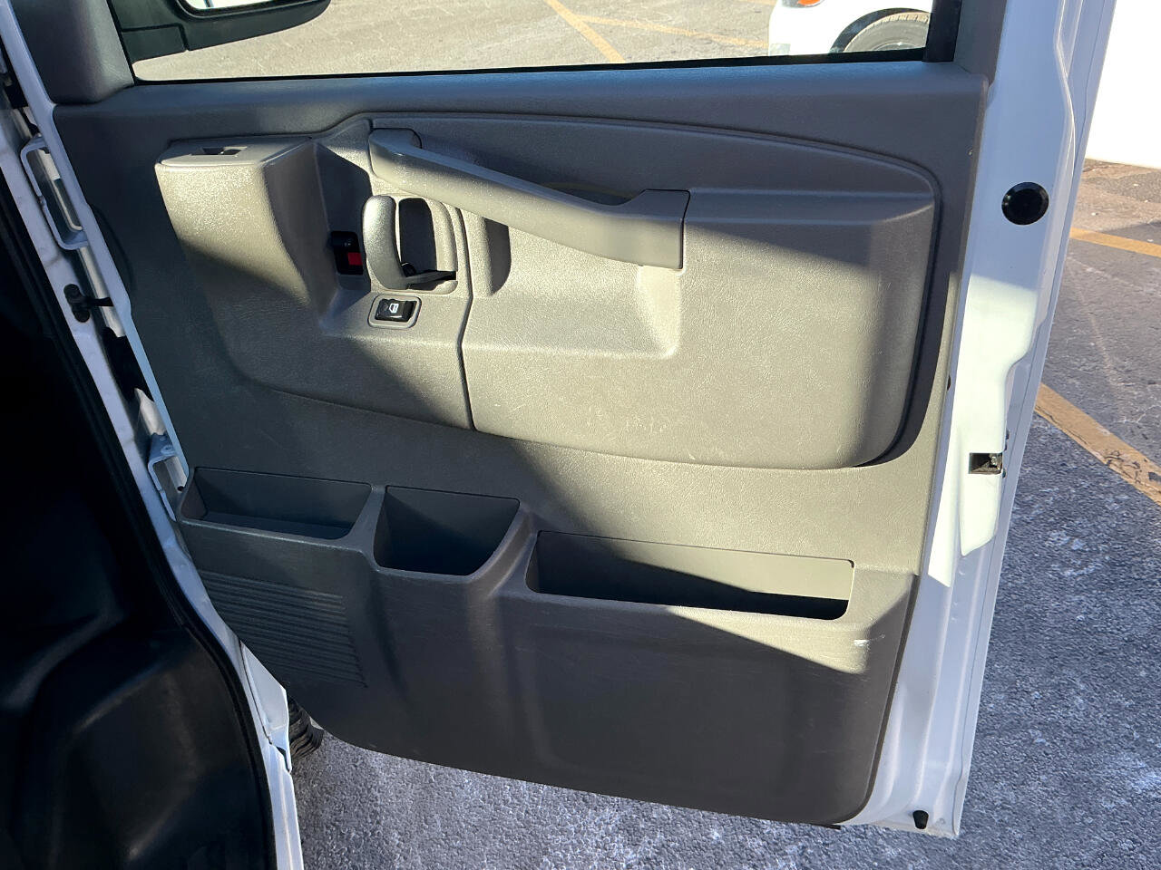 Used 2020 Chevrolet Express 3500 w/ Driver Convenience Package image 21