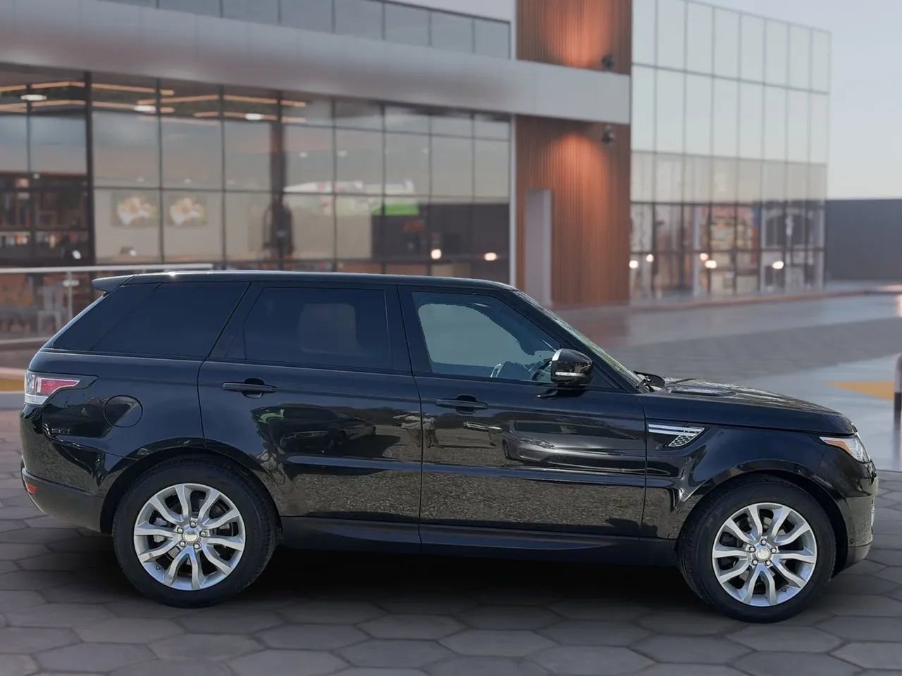 Used 2014 Land Rover Range Rover Sport HSE image 14