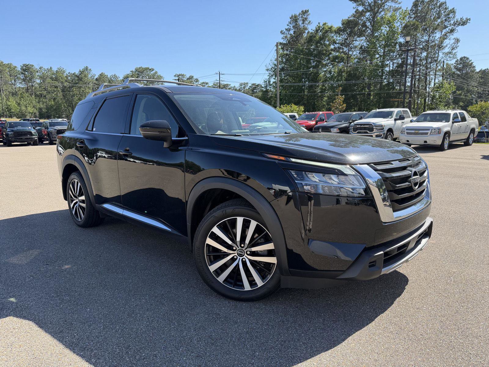 Used 2023 Nissan Pathfinder Platinum w/ Cargo Package AWD/4WD image 3