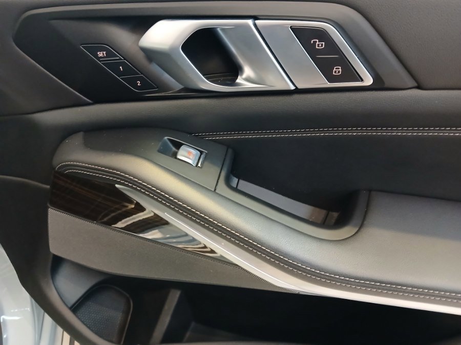 Used 2024 BMW X7 xDrive40i w/ M Sport Package image 34