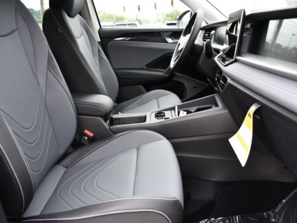 New 2025 Volkswagen Tiguan SE AWD/4WD image 28