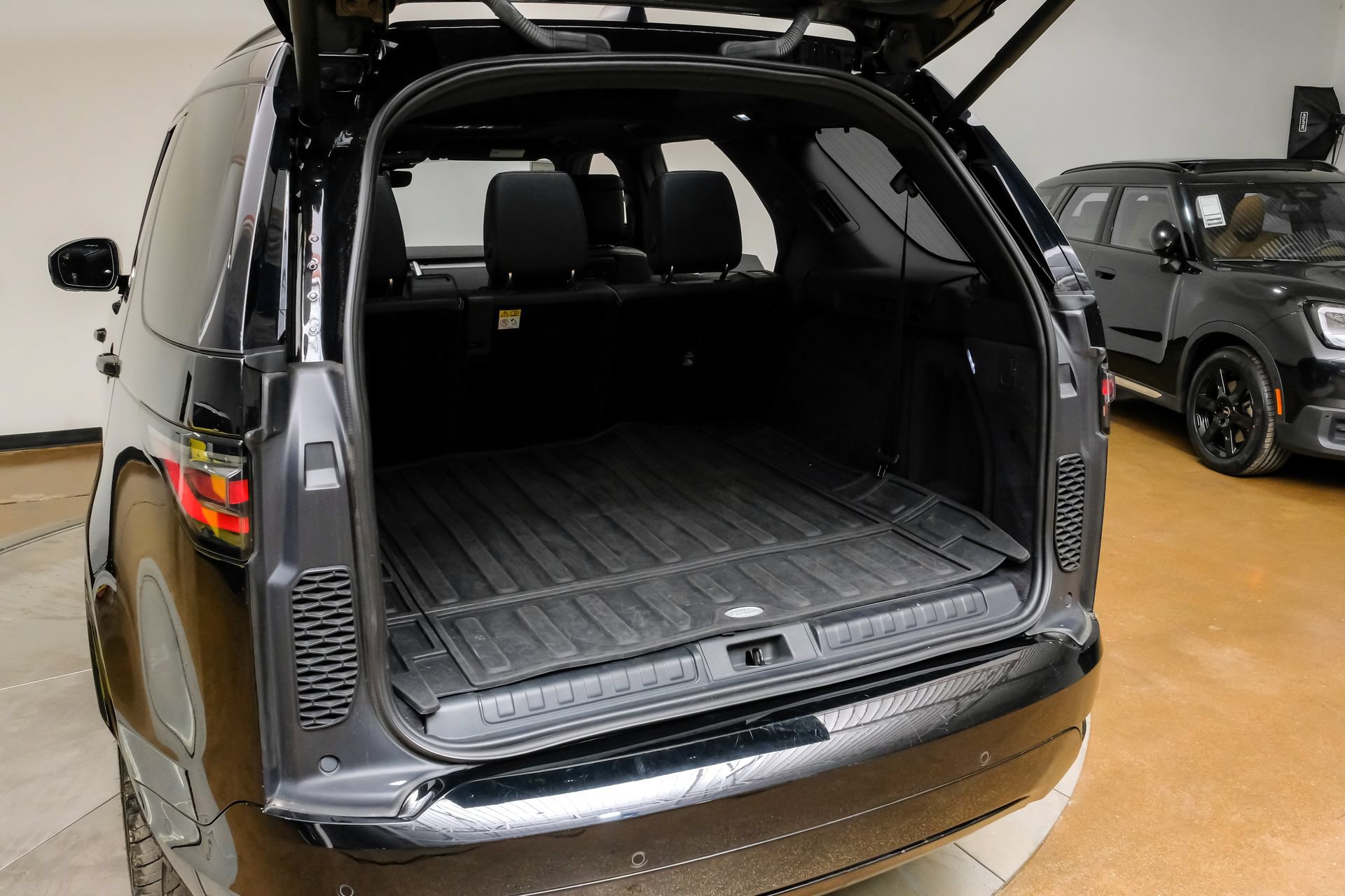 Used 2023 Land Rover Discovery S R-Dynamic AWD/4WD image 58