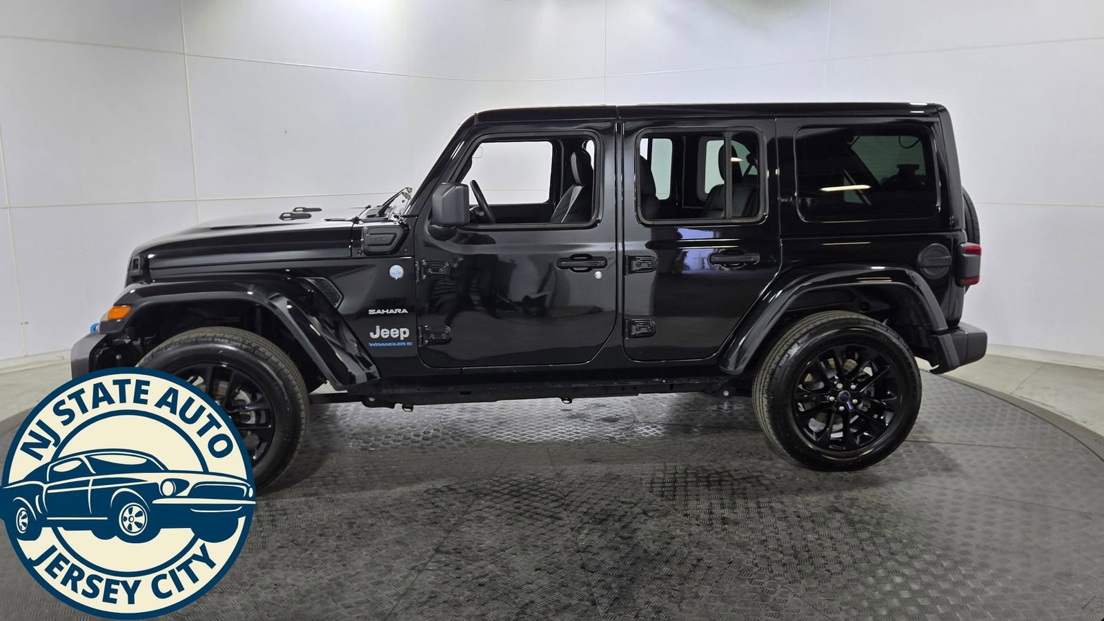 Used 2024 Jeep Wrangler Unlimited Sahara w/ Technology Group image 4