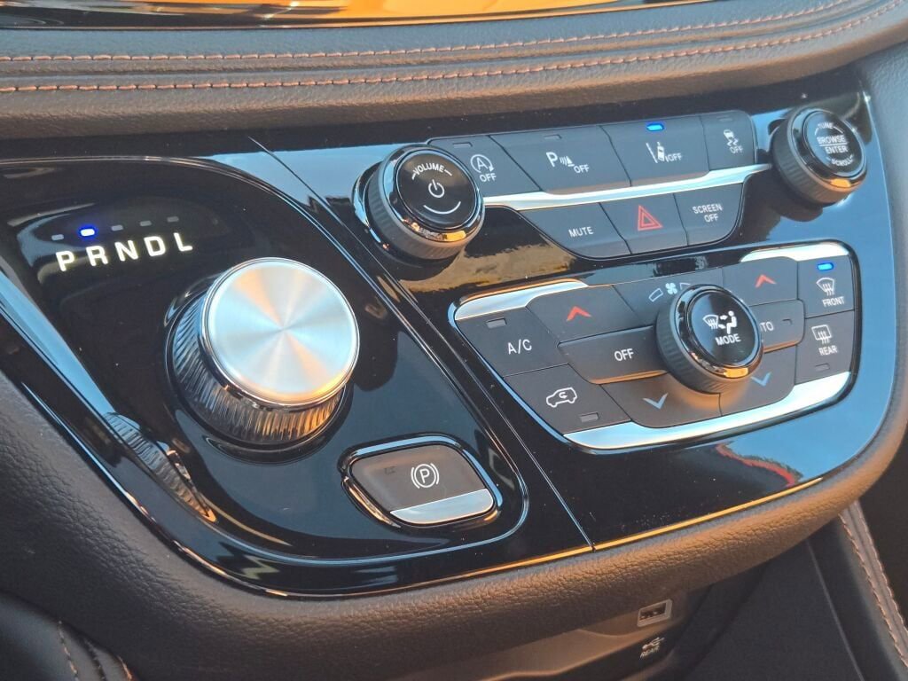 New 2026 Chrysler Pacifica Pinnacle image 27