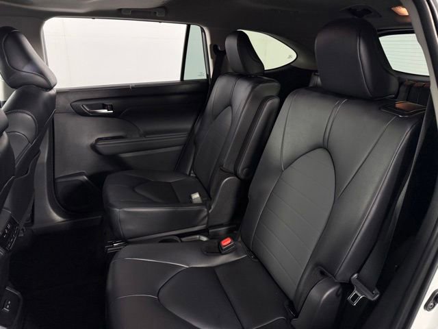Used 2025 Toyota Highlander XLE FWD image 16