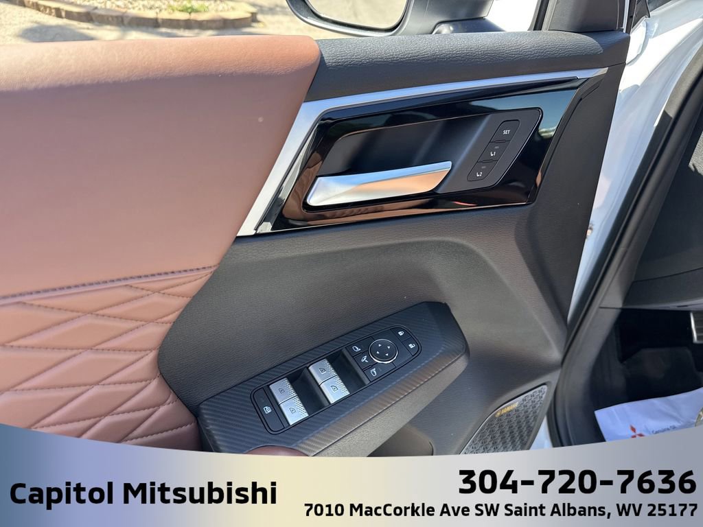 New 2025 Mitsubishi Outlander SEL image 17