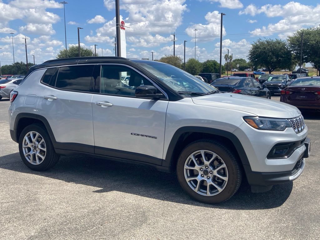 Used 2025 Jeep Compass Limited AWD/4WD image 2