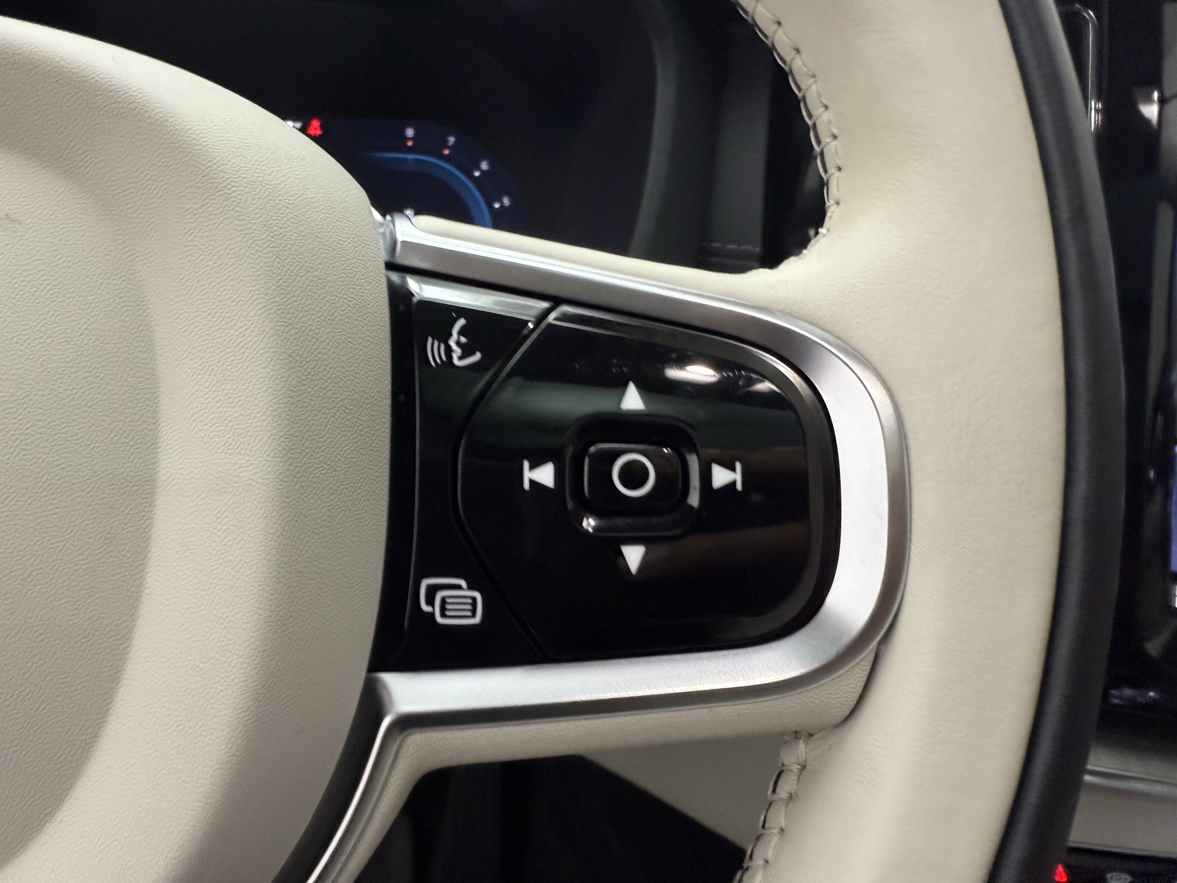 Certified 2023 Volvo XC60 B6 Ultimate w/ Protection Package Premier AWD/4WD image 17