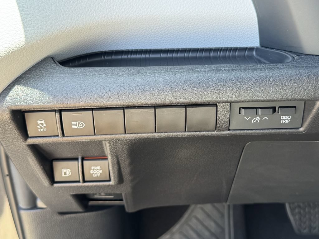 Used 2025 Toyota Sienna XLE FWD image 20