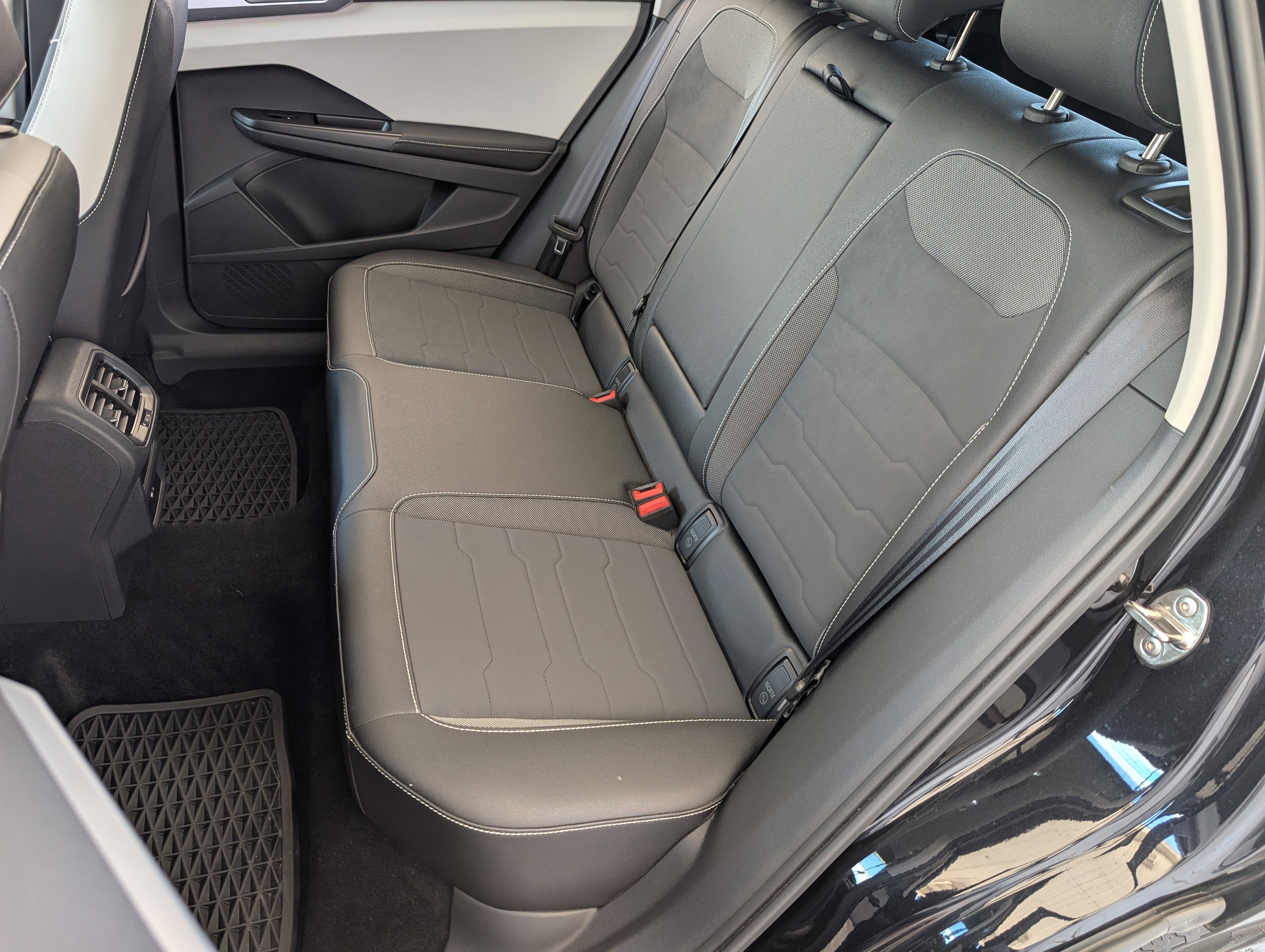 Used 2025 Volkswagen Taos SE w/ Panoramic Sunroof Package FWD image 18