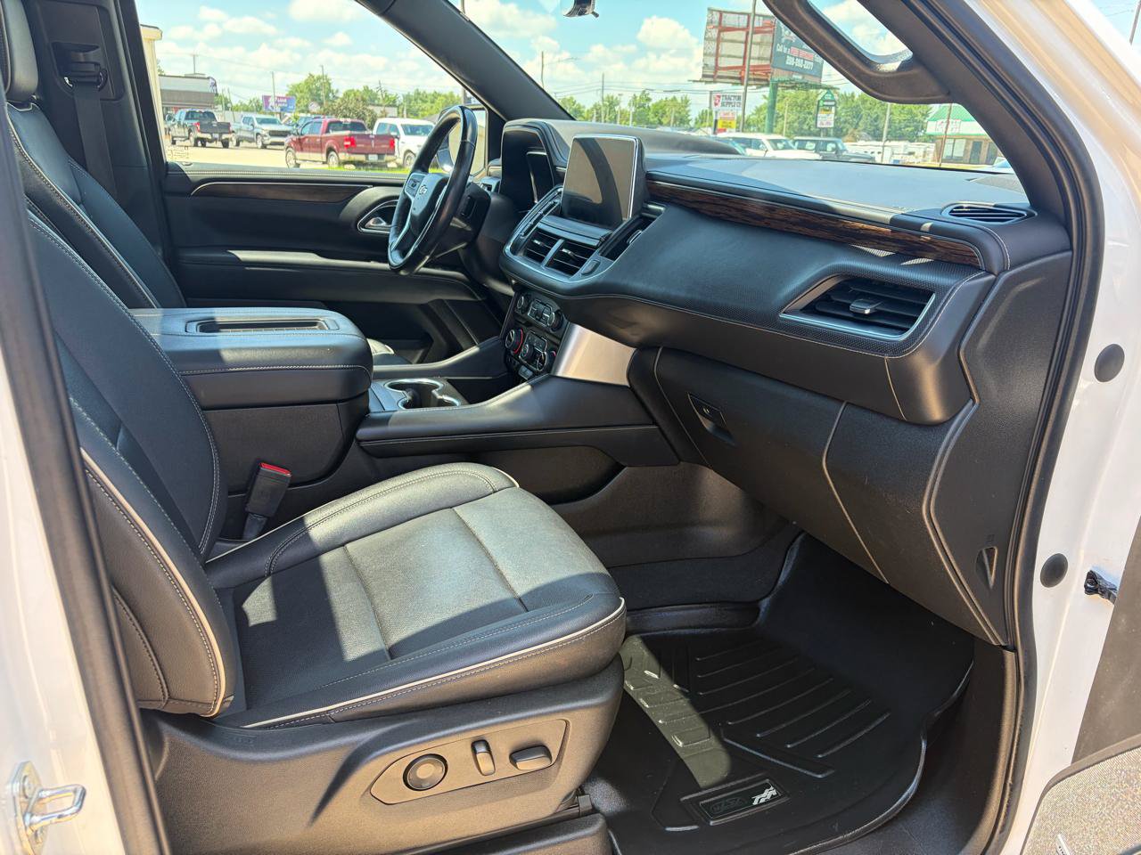 Used 2022 Chevrolet Suburban Premier w/ Premium Package AWD/4WD image 9