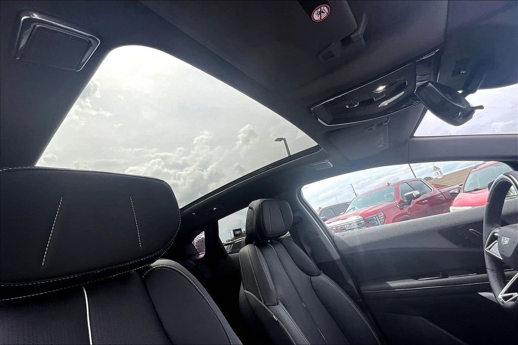 Certified 2025 Cadillac Optiq Luxury 2 w/ LPO, Floor Liner Package AWD/4WD image 27