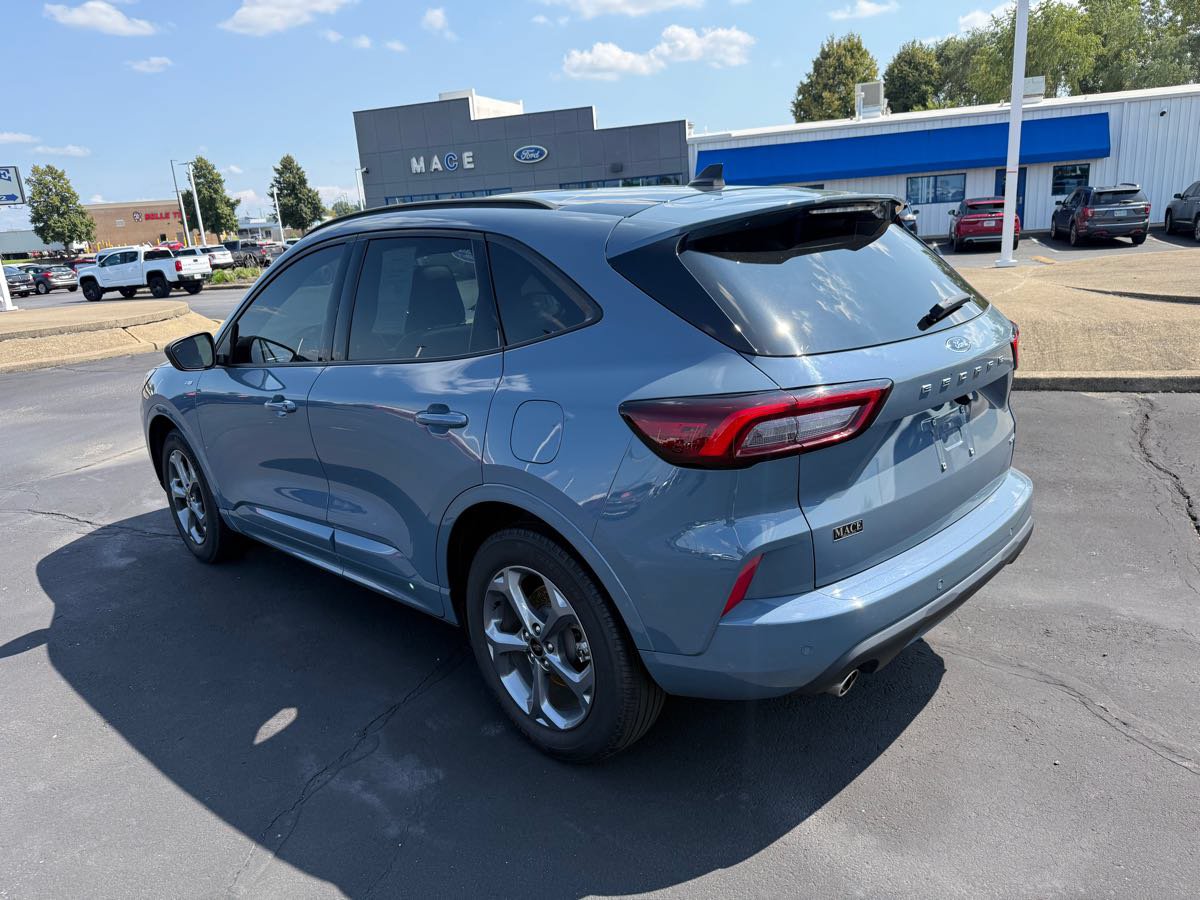 Used 2023 Ford Escape ST-Line w/ Tech Pack #1 AWD/4WD image 4