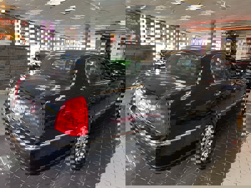 Used 2009 Lincoln Town Car Signature Limited image 6