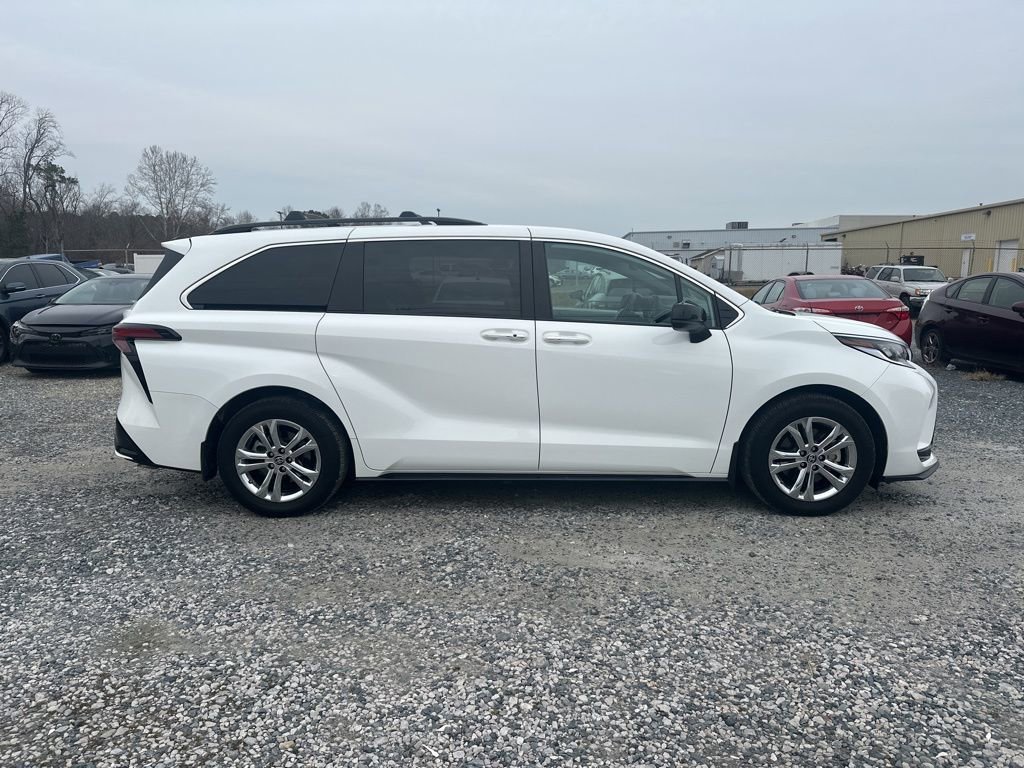 Used 2023 Toyota Sienna XSE image 6