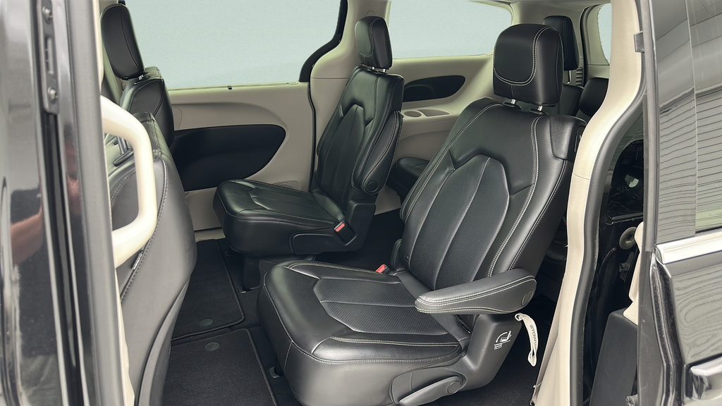 Used 2023 Chrysler Pacifica Touring-L AWD/4WD image 10
