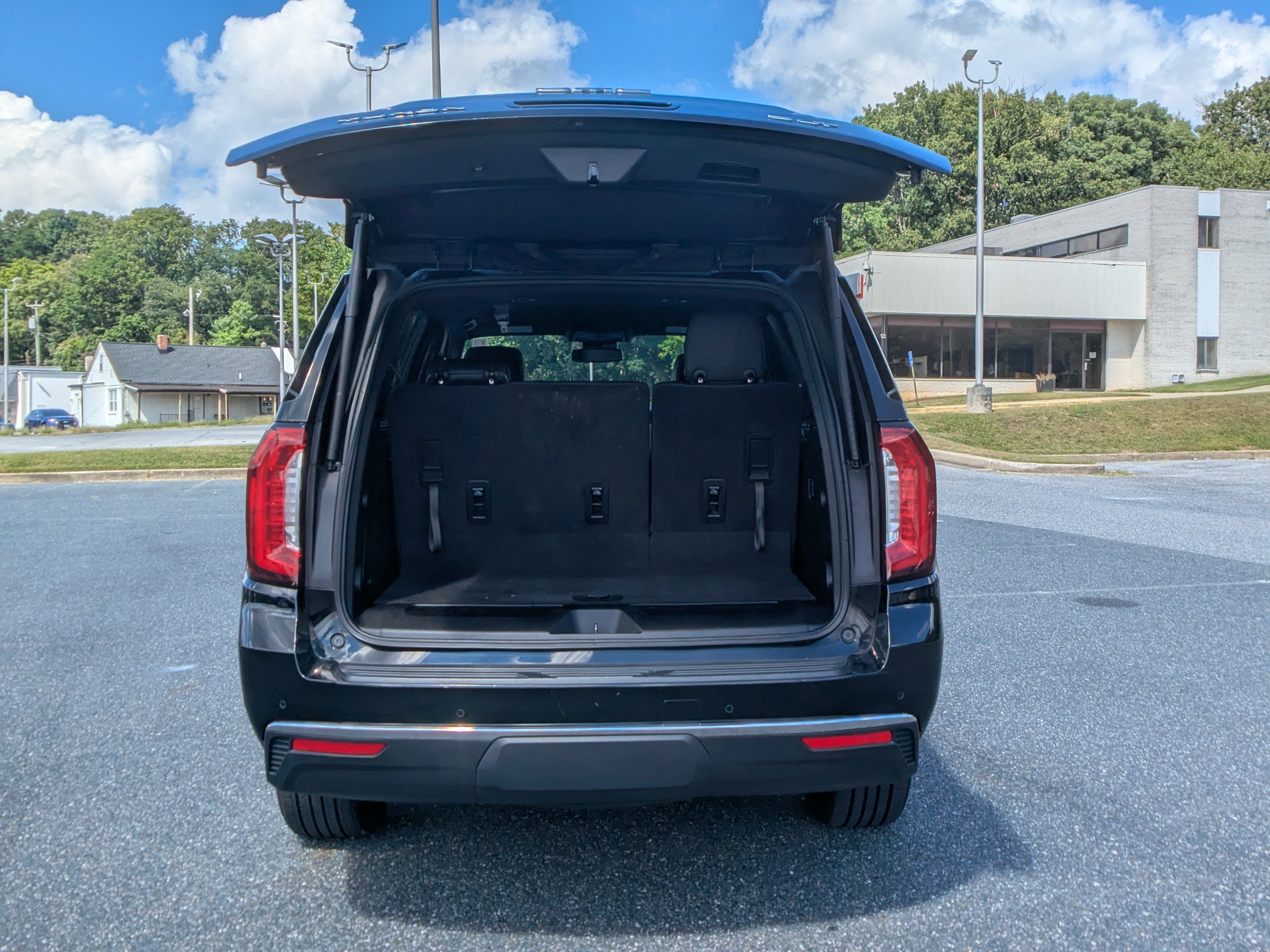Used 2023 GMC Yukon SLT AWD/4WD image 9
