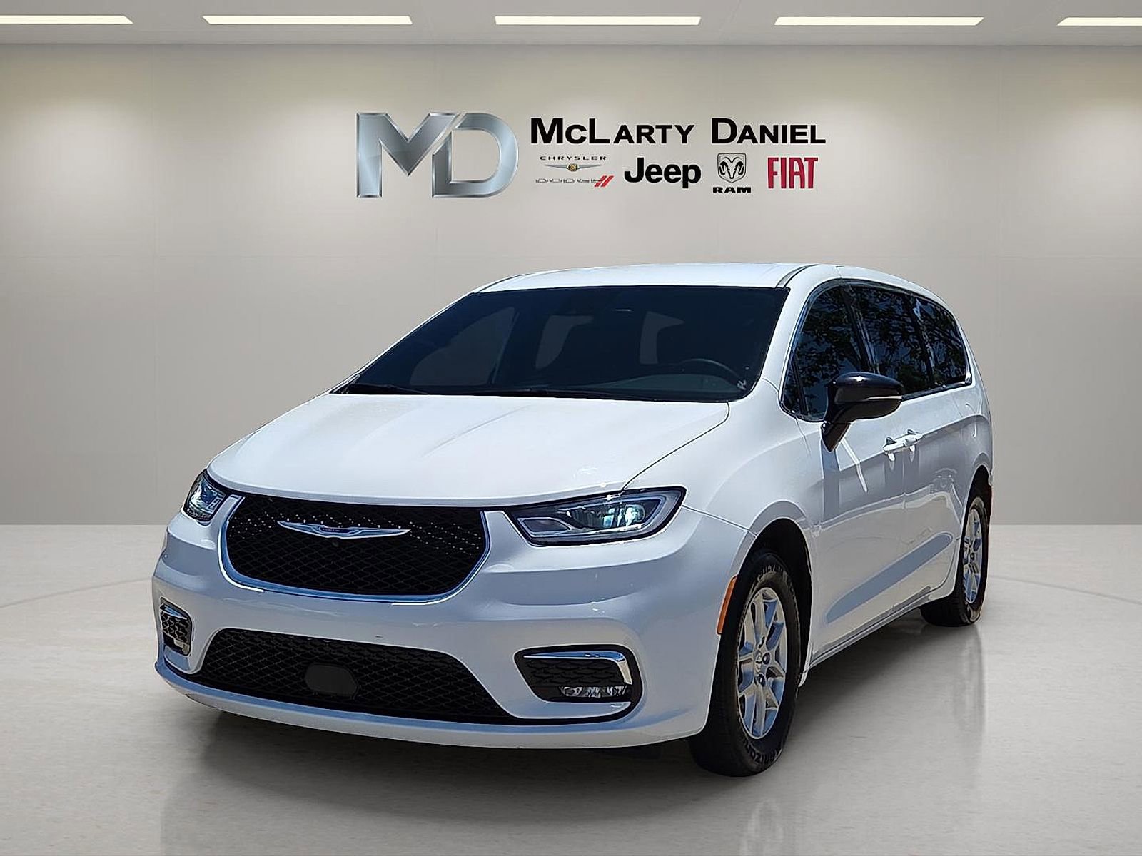 Used 2025 Chrysler Pacifica Select FWD video 2