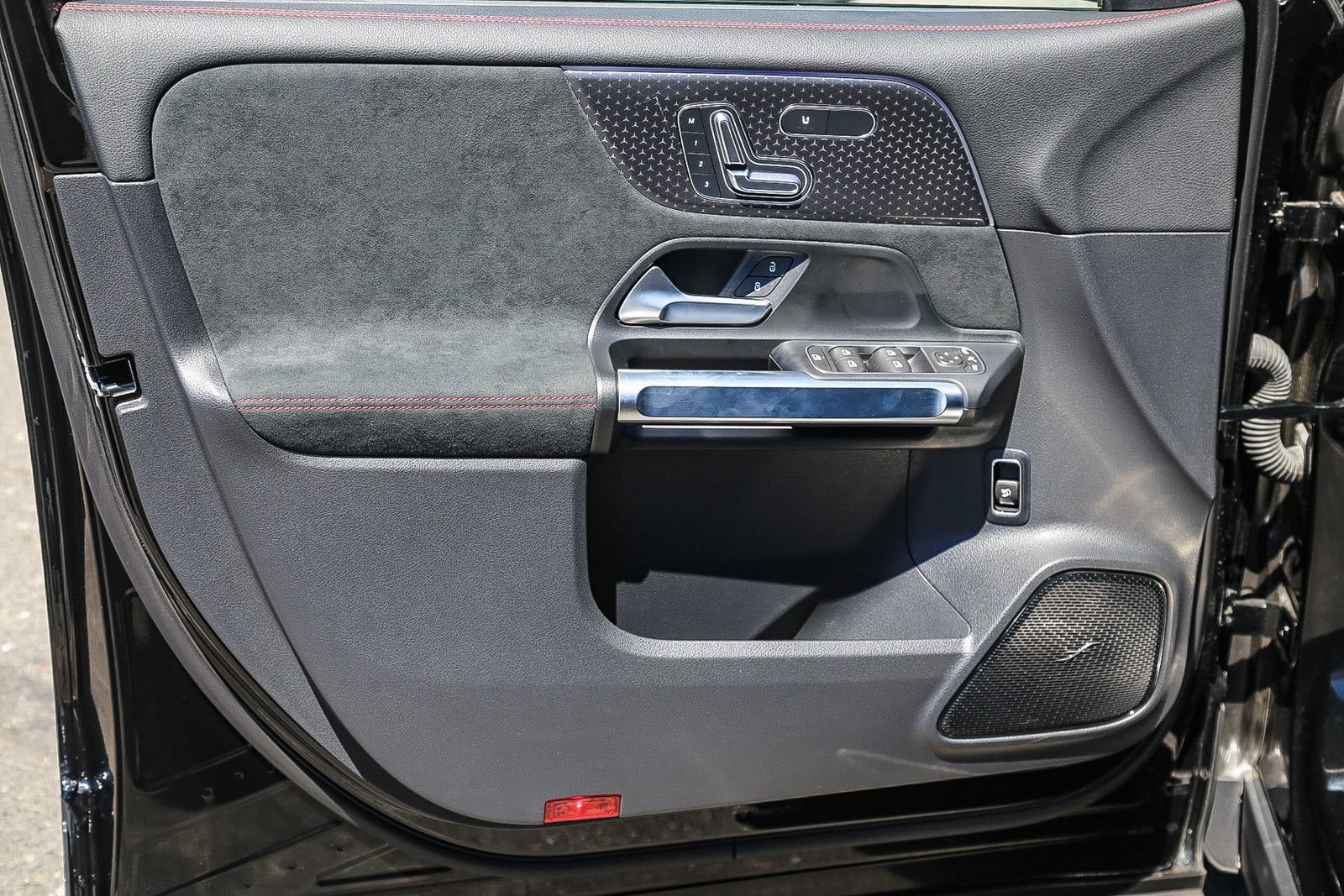 Used 2024 Mercedes-Benz EQB 300 4MATIC image 19