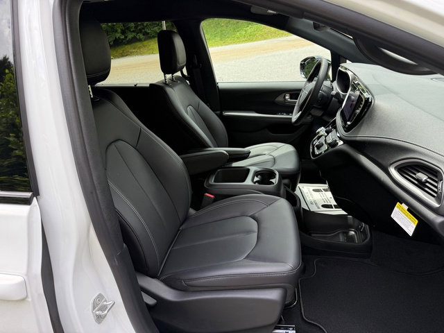 New 2026 Chrysler Pacifica Select image 25